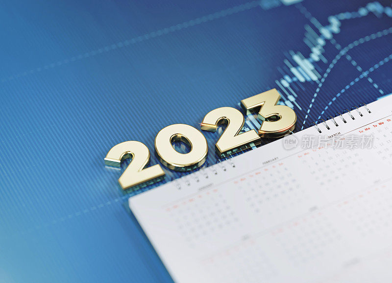 投资和财务规划概念- 2023年坐在白色日历上蓝色的财务图背景